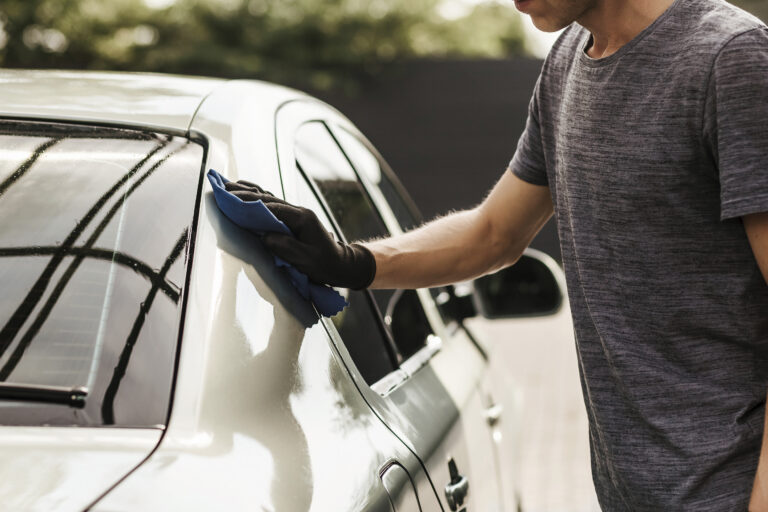 Posso Lavar o Carro Elétrico da Maneira Tradicional?